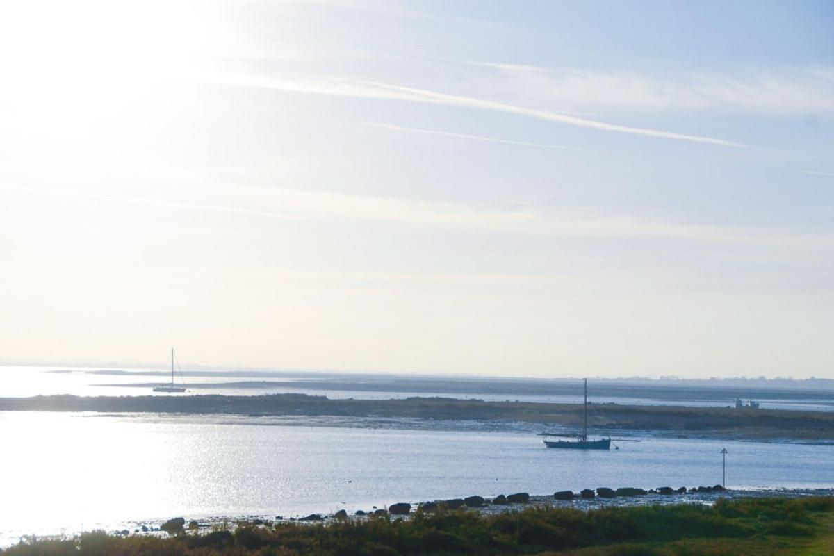 Bromans Barn A Beautiful Cottage By The Sea And Cudmore Nature Reserve West Mersea Exterior photo